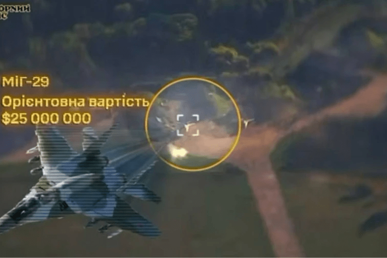 Украинские военные поразили МиГ-29 и "Панцирь-С1" в Курской области РФ (ВИДЕО)