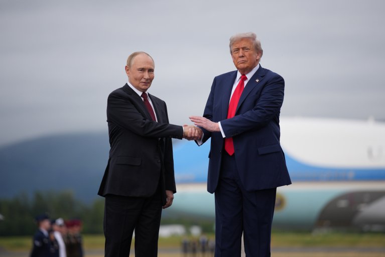 Трамп провел разговор с Путиным и планирует направить посланцев в Москву