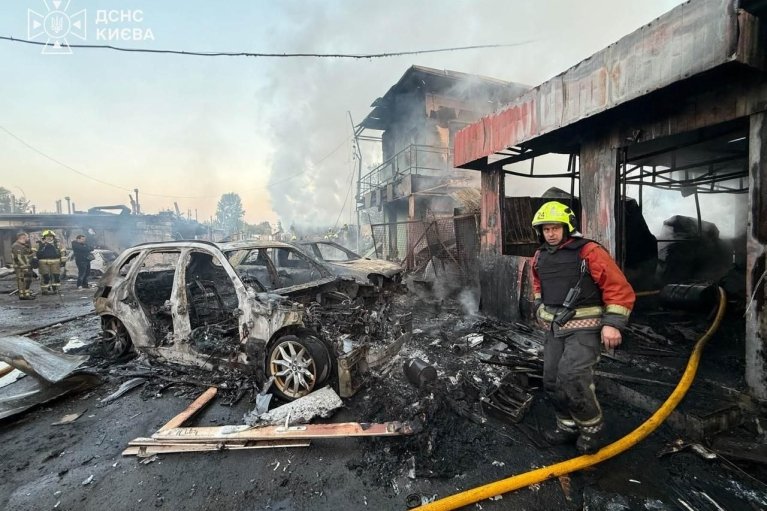 В Киеве от обстрела погибли два человека, на Дарнице нашли неразорвавшуюся ракету (ФОТО)