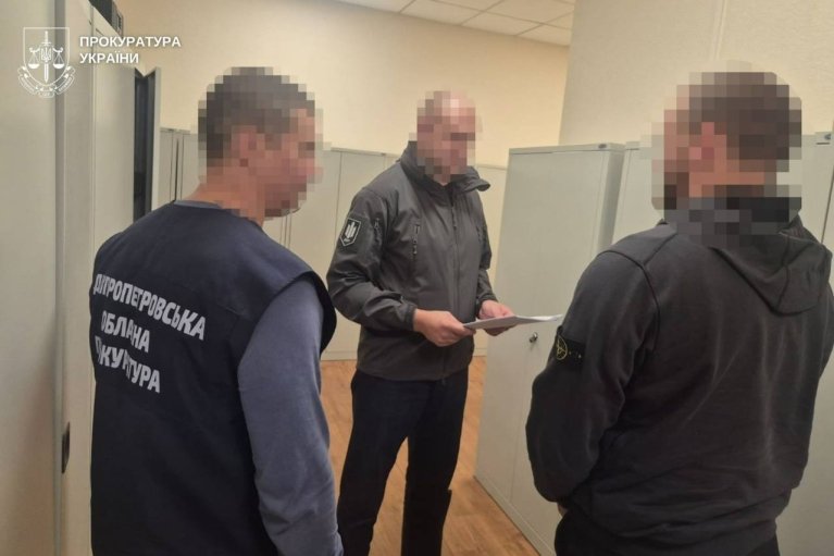 У Нікополі троє поліцейських побили та пограбували людину на $68 000, — прокуратура