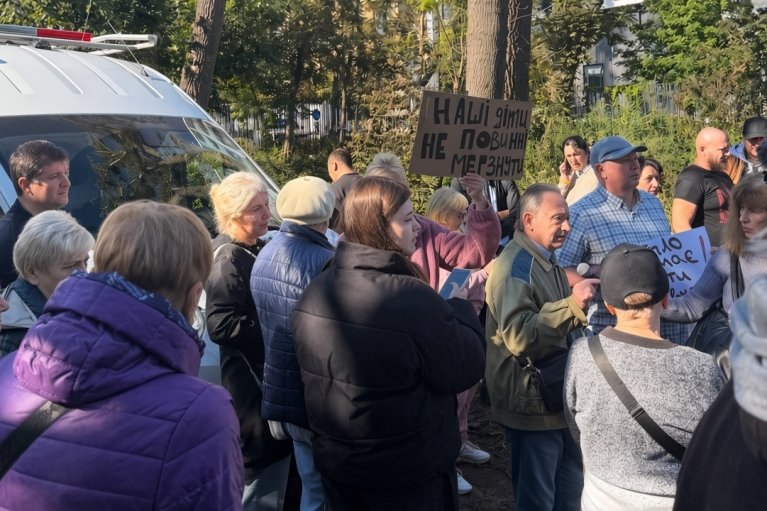 Сотні мешканців Теремків вийшли на мітинг з вимогою добудувати теплотрасу: дерева виростуть, а замерзлих не воскресиш