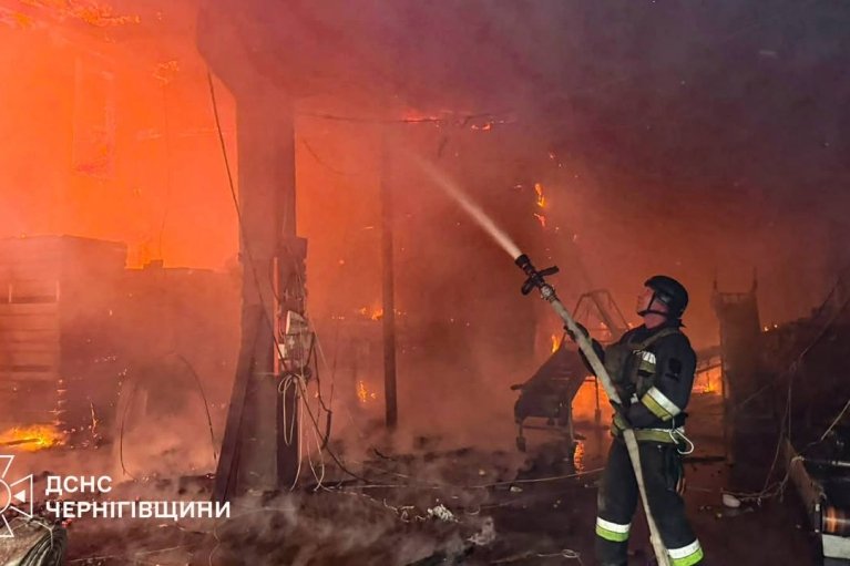 Внаслідок ворожитх атак на Чернігівщині пошкоджені склади, ангар та зерносховище