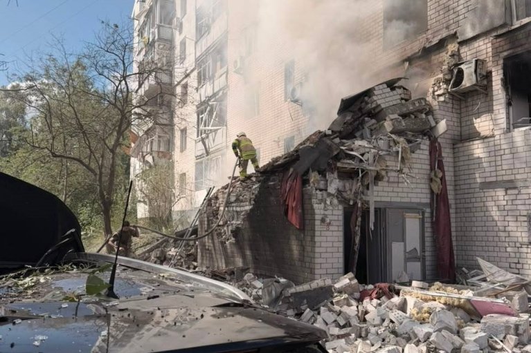 В Чернигове русский дрон попал в многоэтажку. Известно о 14 раненых