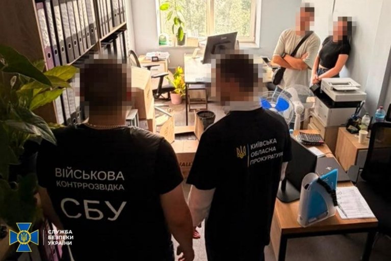 Наживалися на поранених: правоохоронці затримали ділків, які продавали ліки для ЗСУ за завищеними цінами (ФОТО)