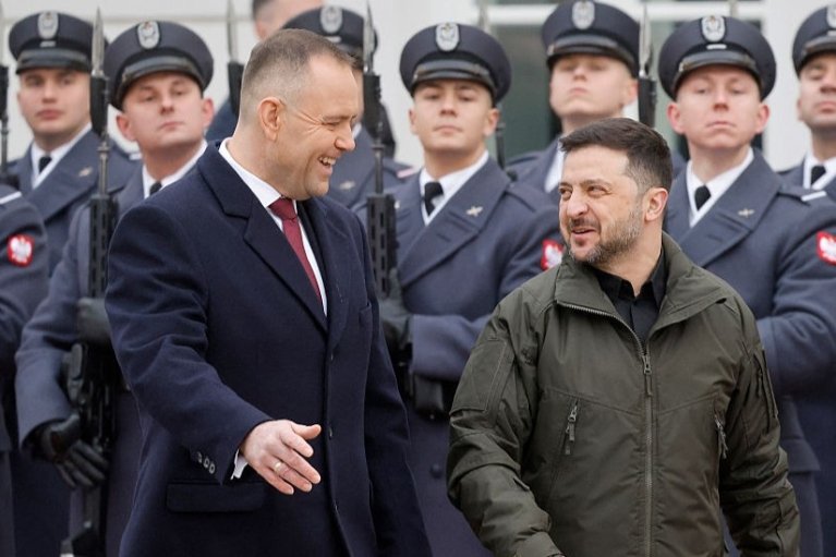 Разрушают солидарность эмоциями: Туск призвал Зеленского и Навроцкого к диалогу