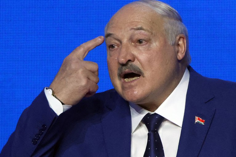 "Пулемет в руки и на границу с Украиной": Лукашенко придумал, как наказать провинившихся белорусов