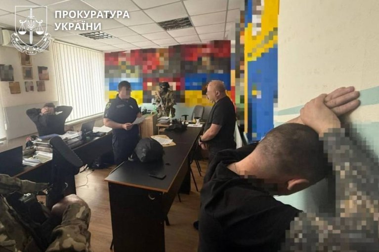 Вимагали хабарі за внесення військових до рапортів на виплату "бойових": Затримано трьох посадовців армійського корпусу