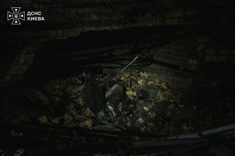 Окупанти вночі та вранці атакували Київ: горіла жилова п'ятиповерхівка, з неї врятували 15 людей (ФОТО)