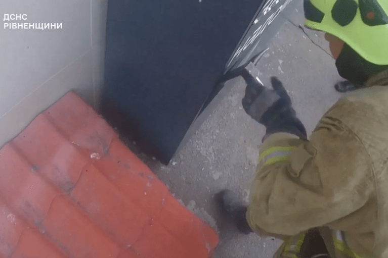 В Ровно девушка застряла в почтмате: ее освобождали спасатели ГСЧС (ВИДЕО)