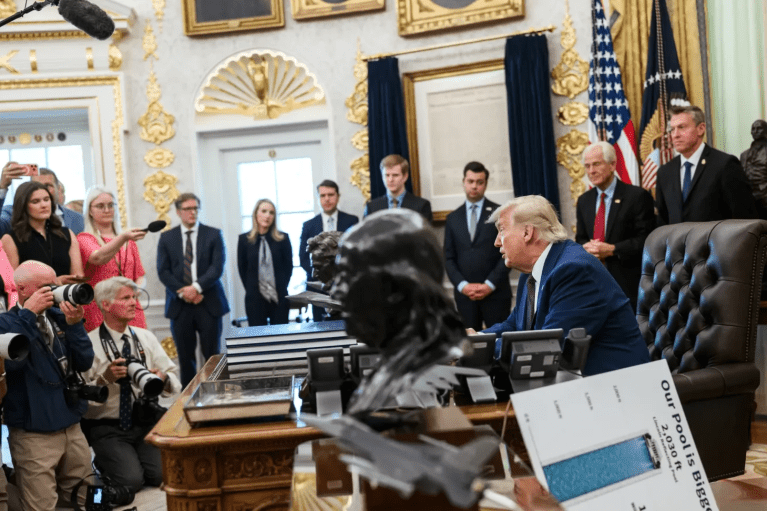 Трамп заявил, что Зеленский и Путин теперь должны "разбираться сами"