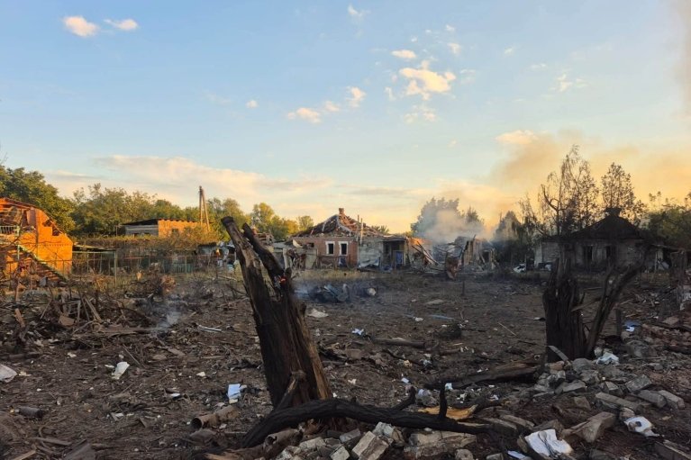 В Славянском обществе из-под завалов дома спасли семью с ребенком