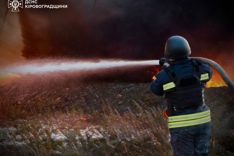 Росіяни вдарили по підприємству в Кропивницькому, спалахнула пожежа (ФОТО)
