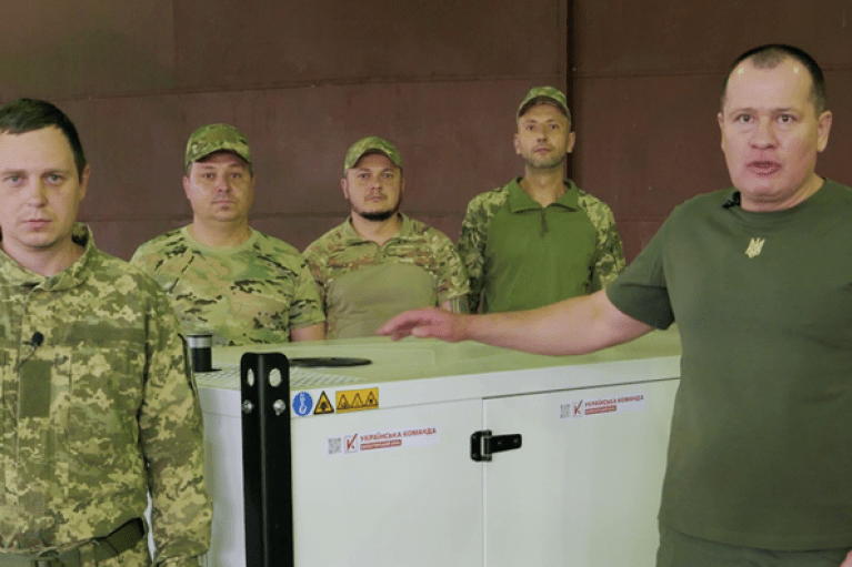 "Украинская команда" передала большой генератор 33 штурмовому полку