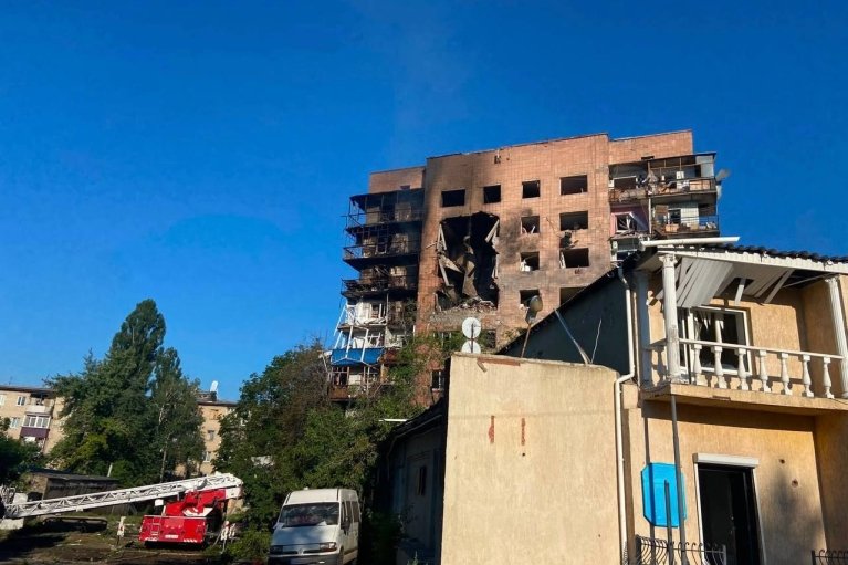 Росіяни вночі скинули 9 КАБів на Краматорськ. У Місті зруйновані три медзаклади та 9 багатоповерхівок