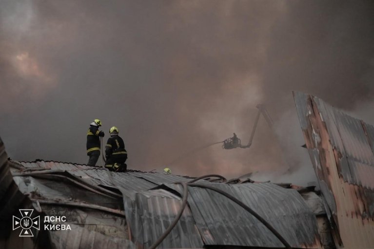 Ночью россияне ударили баллистикой по Киеву: есть погибший и разрушения