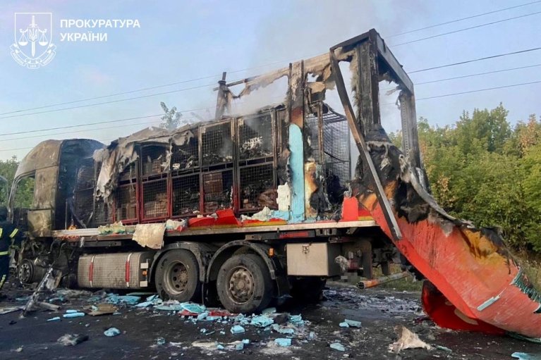 В Близнюках на Харьковщине "Молния" попала в почтовый грузовик, пострадал водитель (ФОТО)