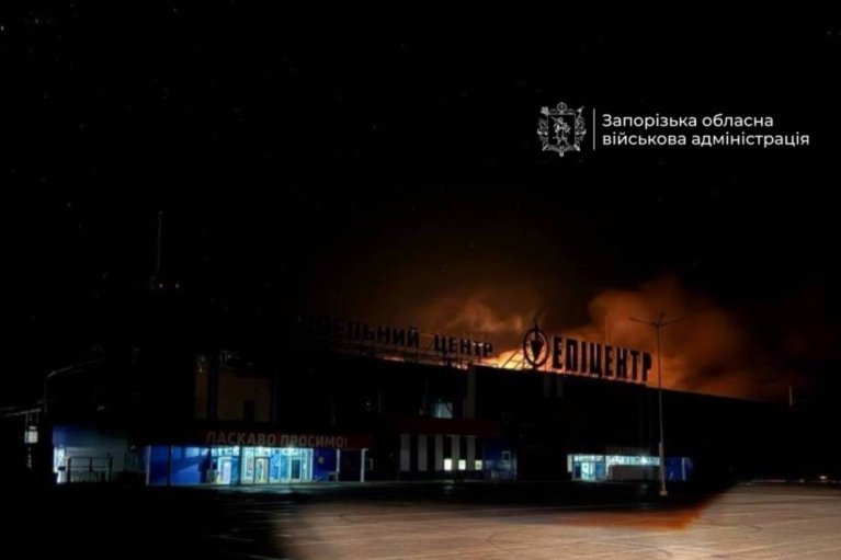 У Запоріжжі ворог атакував "Епіцентр" та ще одне підприємство (ФОТО)