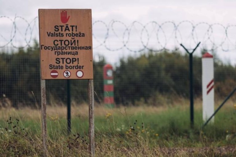 Вооруженная группа из Беларуси прорвалась в Латвию и похитила камеры на границе