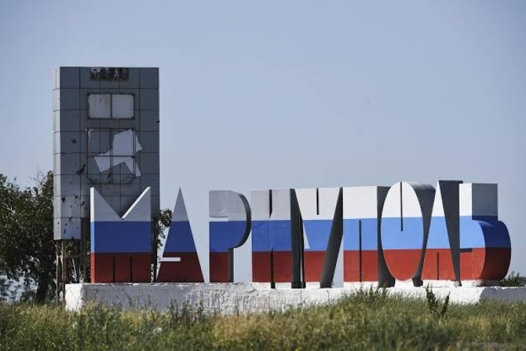 Маскируют под гражданские авто: россияне перебрасывают войска через Мариуполь