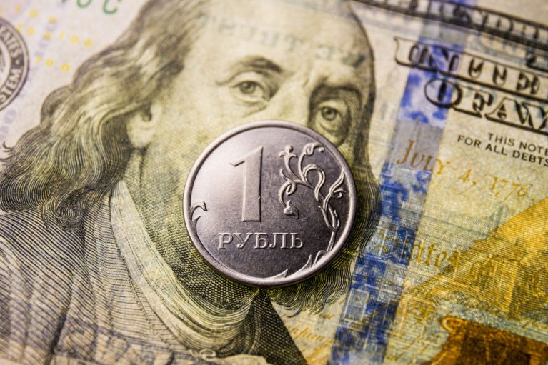 "Дыра" в бюджете России может превысить план на более триллиона рублей, ‒ Reuters