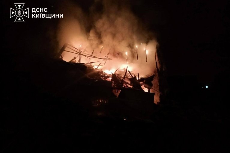 В Киевской области дрон разнес частный дом, пострадали два человека (ФОТО)
