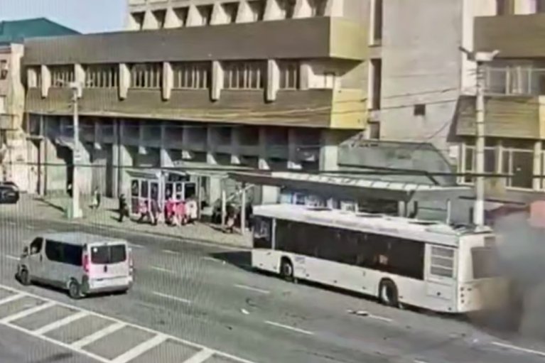 FPV-дрон атакував автобус у середмісті Запоріжжя: щонайменше четверо постраждалих (ВІДЕО)