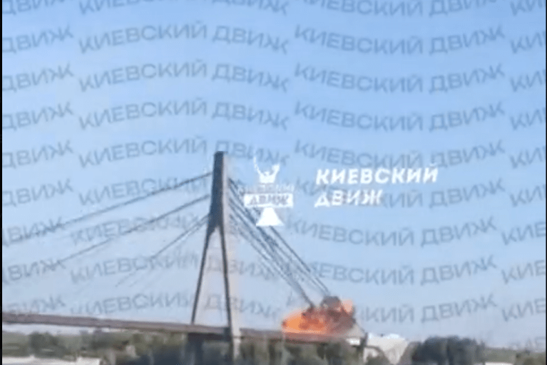 Произошел прилет по Северному мосту в Киеве: дрон ударил прямо по автомобилям (ВИДЕО)
