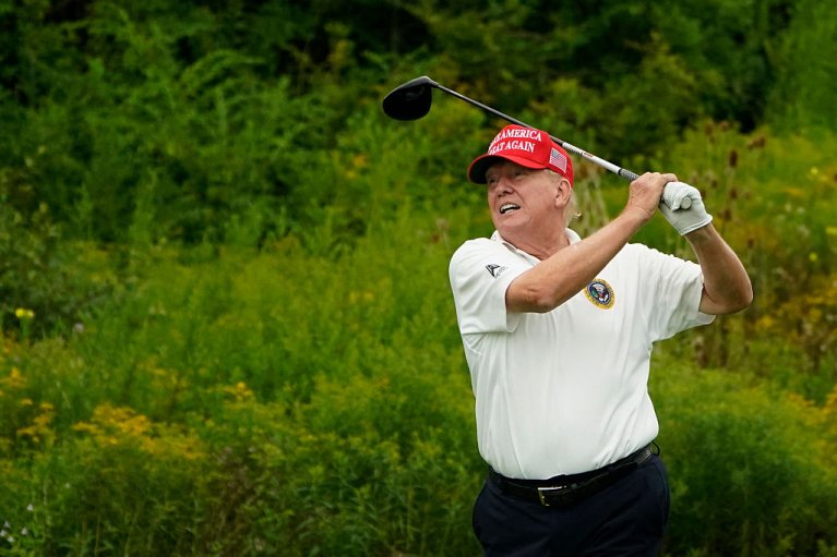 В США на территории гольф-клуба Трампа задержали вооруженного мужчину