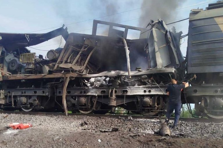 На Дніпропетровщині російський БпЛА поцілив у локомотив вантажного потяга