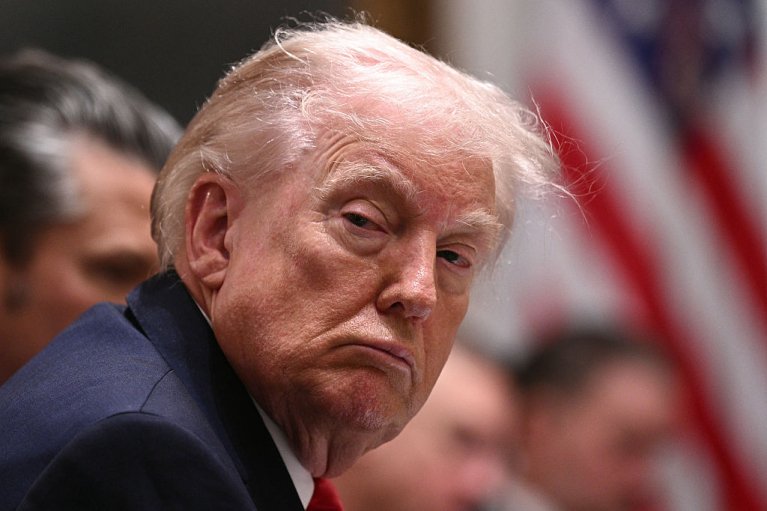 Трамп пригрозил "выбомбить дерьмо" из Ирана из-за провального перемирия