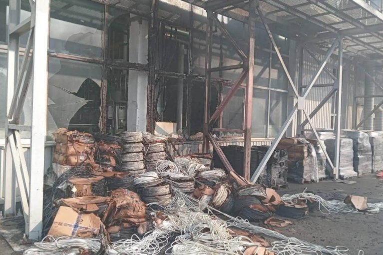 Ворожий дрон поцілив у завод "Київгума" (ФОТО)