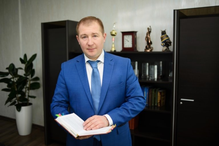 По делу о злоупотреблениях на оборонных закупках фигурирует многолетний экс-адвокат Януковича Сердюк, — СМИ