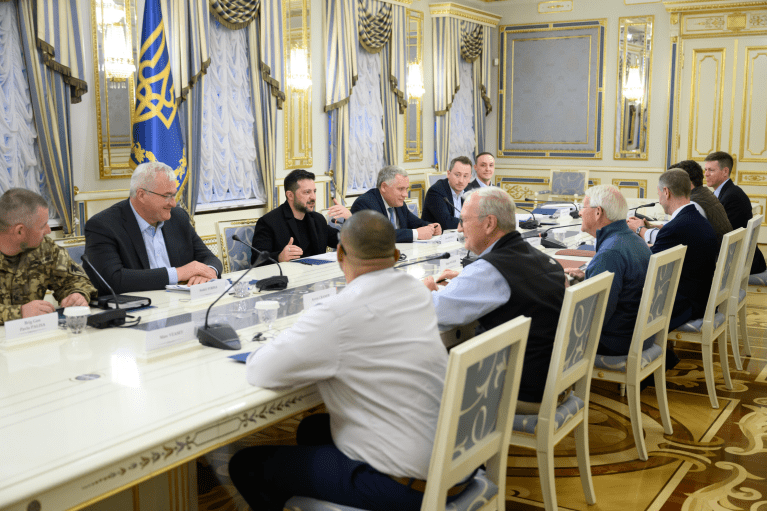 Зеленський зустрівся у Києві з делегацією сенаторів США