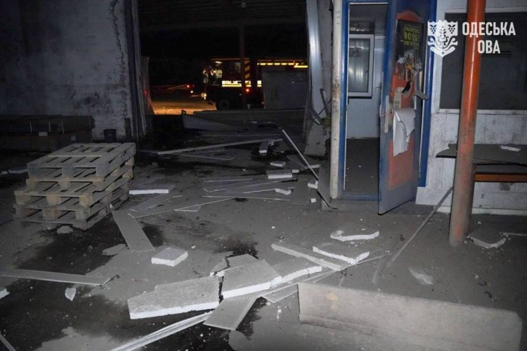 Российские удары повредили дома и склад в Одесской области (ФОТО)