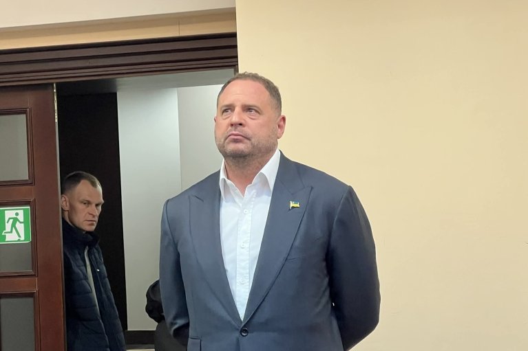 Суд дав добро Єрмаку на поїздки на прифронтові території без окремого дозволу після листів  від низки командирів