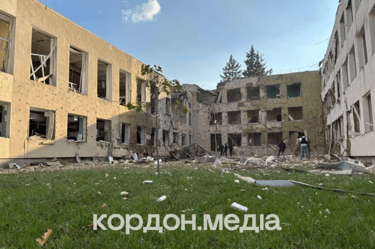 Ворог завдав авіаудару КАБами по школі в Сумах (ФОТО)