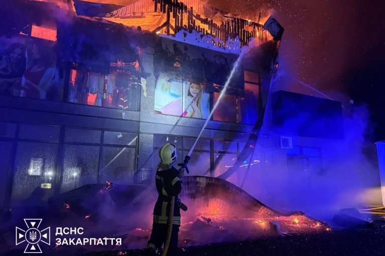В Солотвино на Закарпатье сгорело 1,5 тысячи кв. м рынка (ВИДЕО)