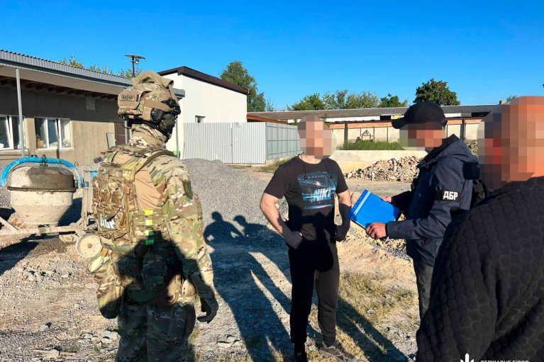 ГБР разоблачило на Житомирщине военных, которые вместо службы работали на мебельной фирме