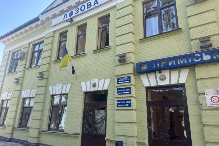 В Лозовой после утреннего удара приостановлено движение поездов, — УЗ