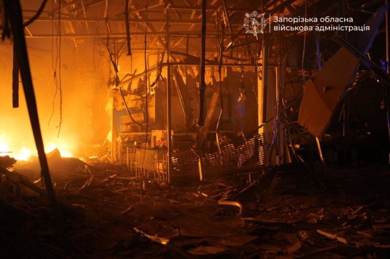 Ночью россияне атаковали ТРЦ в Запорожье: там разгорелся пожар (ФОТО)