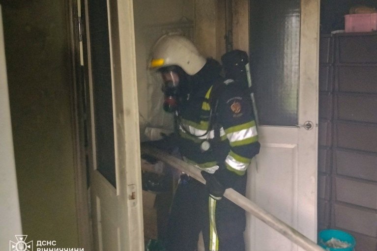 На Вінниччині через дитячі пустощі з вогнем спалахнув будинок
