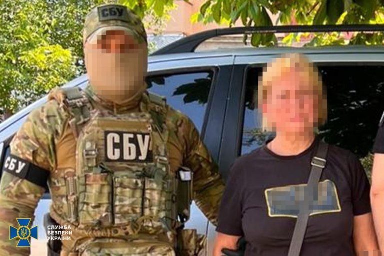 У Херсоні затримали жінку, що агітувала голосувати за приєднання регіону до РФ під час фейкового референдуму