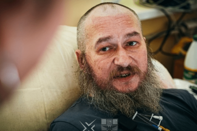 Військовий, який тримав позицію 491 день та був змушений ножем ампутувати собі поранені ноги, отримав звання Герой України