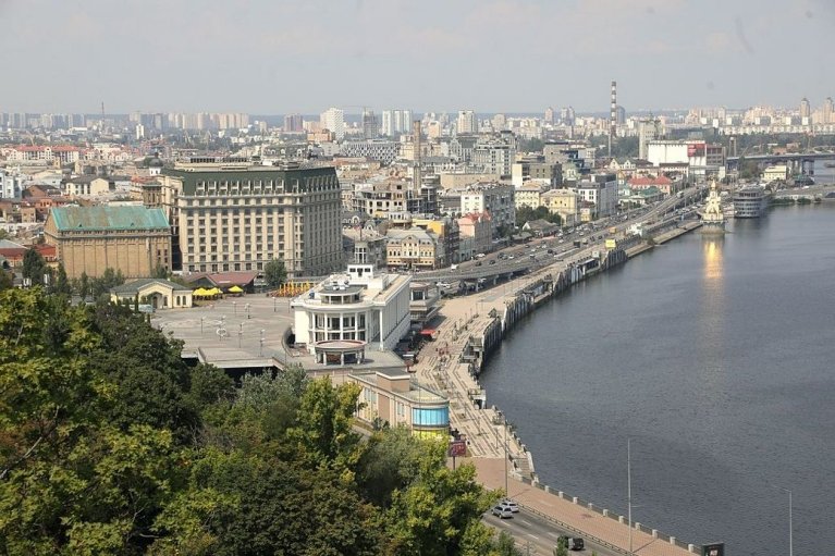 У Києві від сьогодні й до вересня обмежать рух двома проспектами (СХЕМИ)
