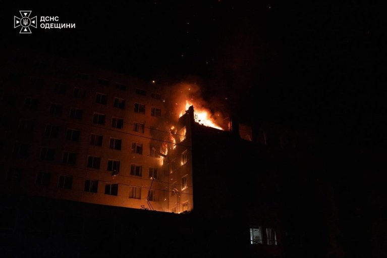 Россияне ударили по бизнес-центру в Одессе: есть пострадавший, вспыхнул пожар (ФОТО)