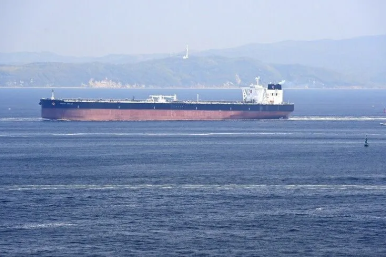 Супертанкер из более 2 млн баррелей сырой нефти взорвался на морском мини в Ормузском проливе, — СМИ (ВИДЕО)