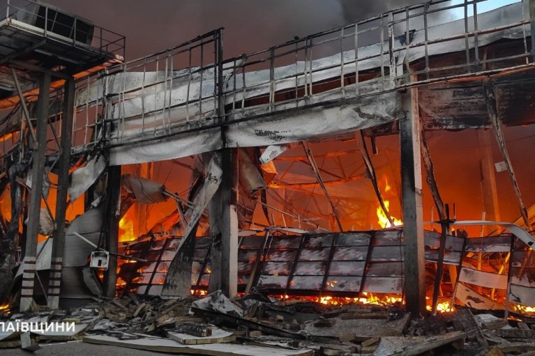 На Миколаївщині від удару по будівельному супермаркету спалахнула масштабна пожежа (ФОТО)