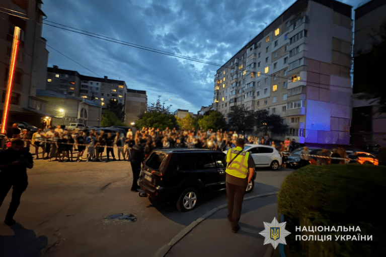 В Тернополі юрба напала на авто ТЦК: є поранені