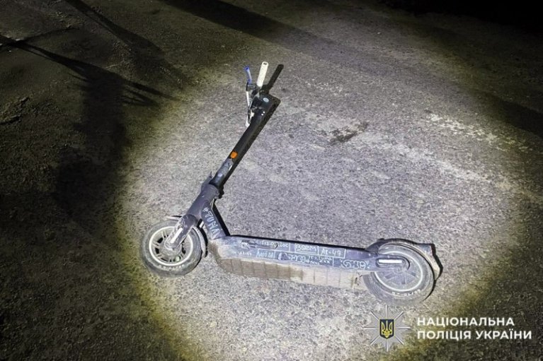 В Хмельницкой области врачи борются за жизнь упавшего с электросамоката подростка