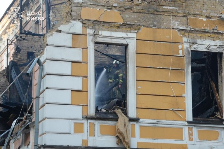 Из-под завалов здания Академии наук достали еще одно тело